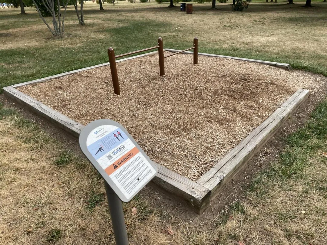 Barre de pompes à Calisthenics Park at Freedom Way, Jersey City – photo 10 sur 13