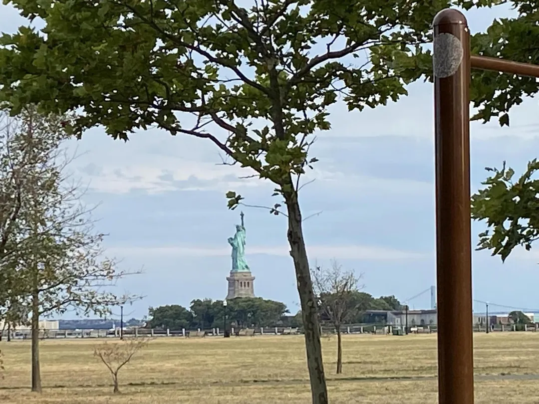 Barre de pompes à Calisthenics Park at Freedom Way, Jersey City – photo 6 sur 13