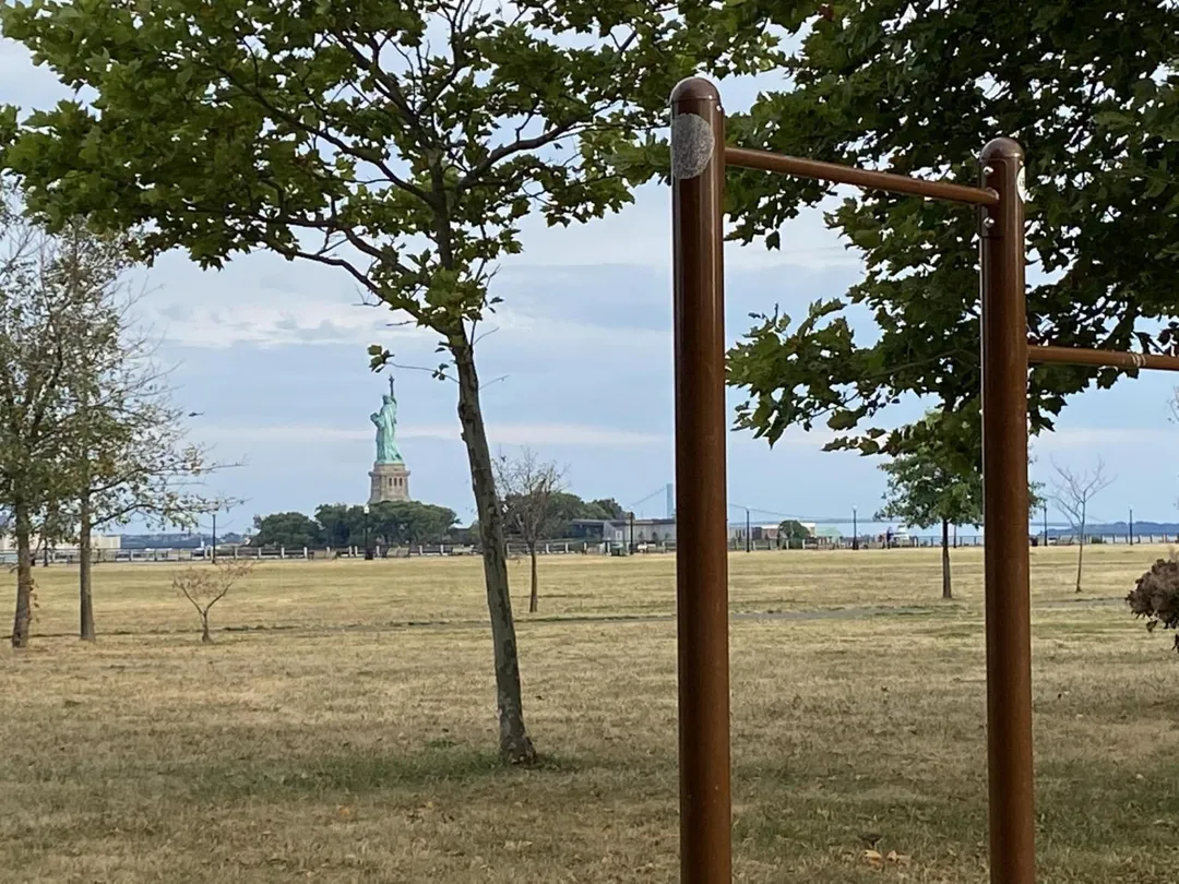 Banc à abdominaux à Calisthenics Park at Freedom Way, Jersey City – photo 12 sur 13