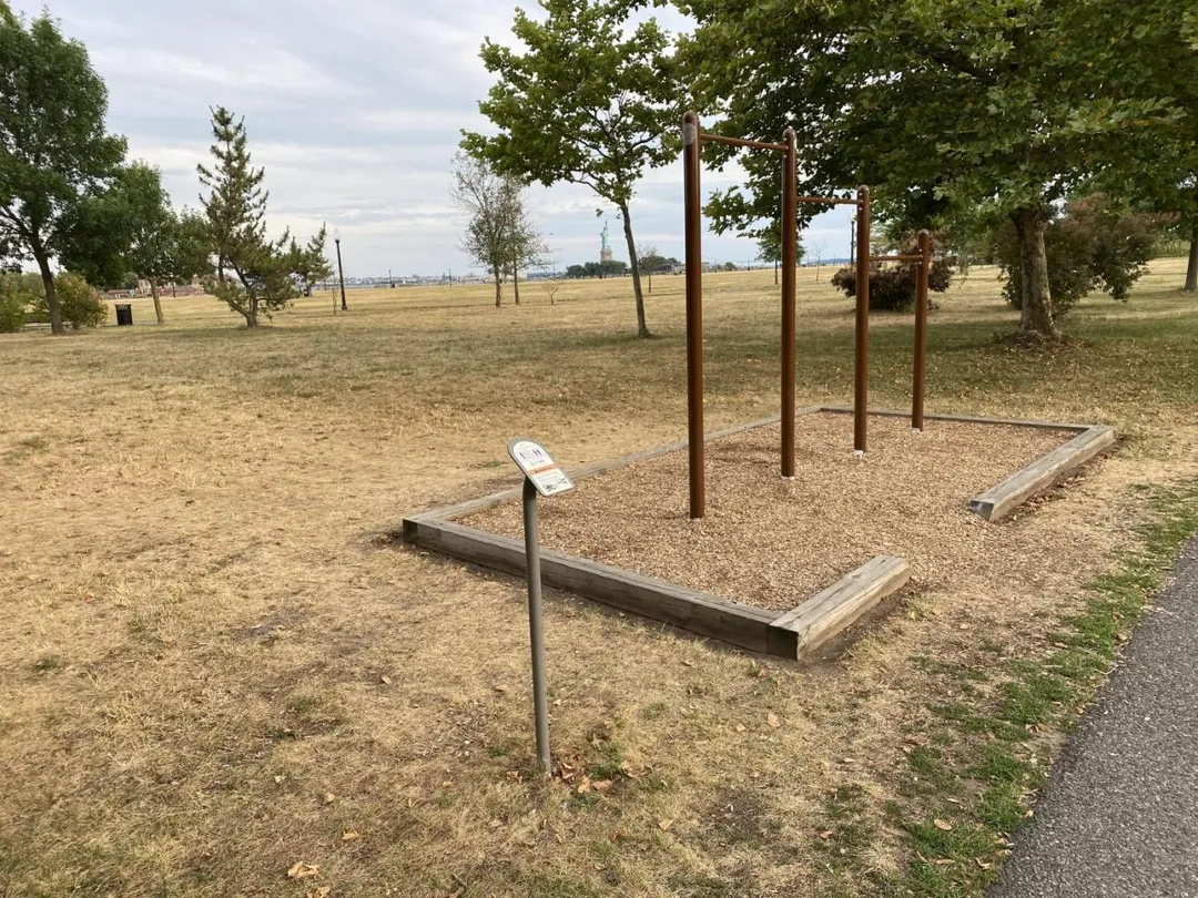 Barres parallèles au sol à Calisthenics Park at Freedom Way, Jersey City – photo 7 sur 13