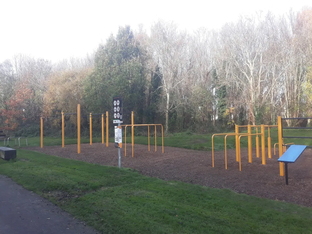 Брусья на площадке Calisthenics Park at Limekiln Road, Tallaght – фото 2 из 5