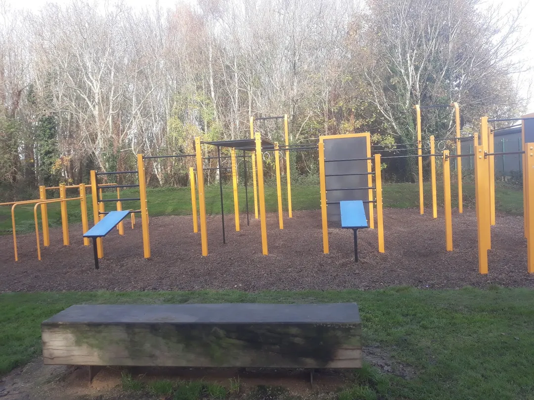 Скамья для пресса на площадке Calisthenics Park at Limekiln Road, Tallaght – фото 5 из 5