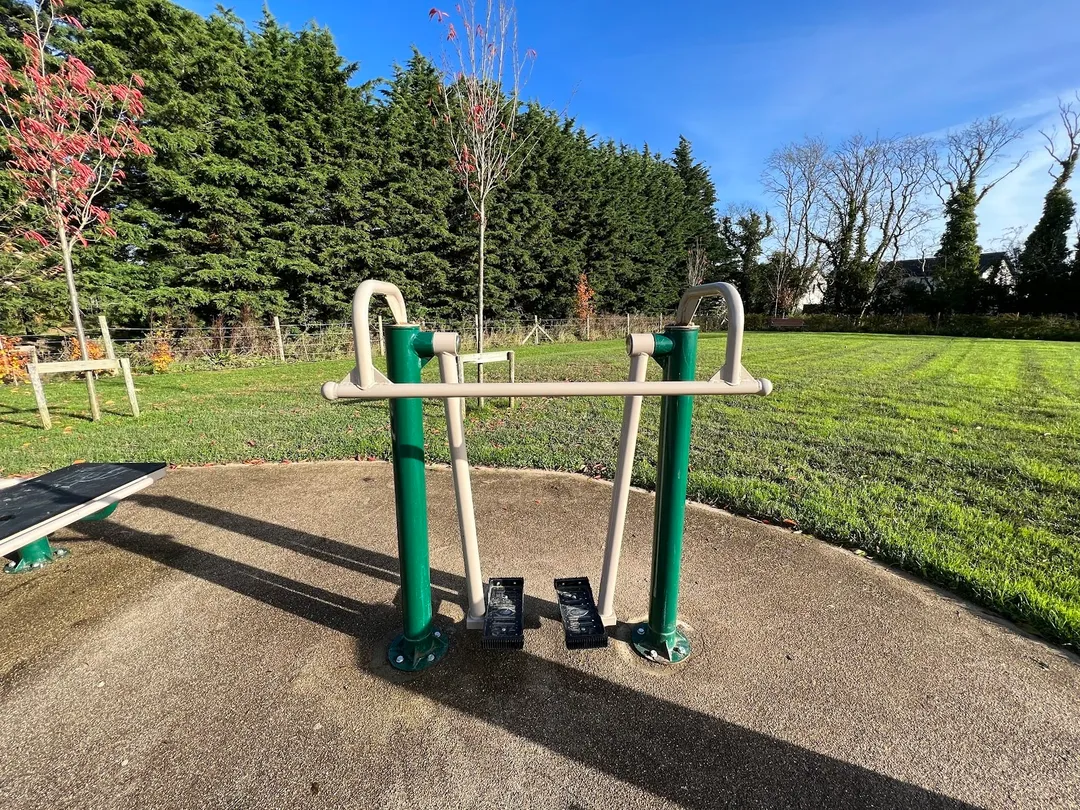 Air Walker bei Calisthenics Park at Somerton Park, Lucan – Foto 2 von 3