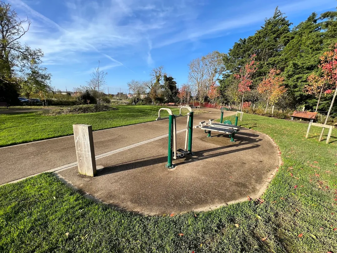 Bauchbank bei Calisthenics Park at Somerton Park, Lucan – Foto 3 von 3