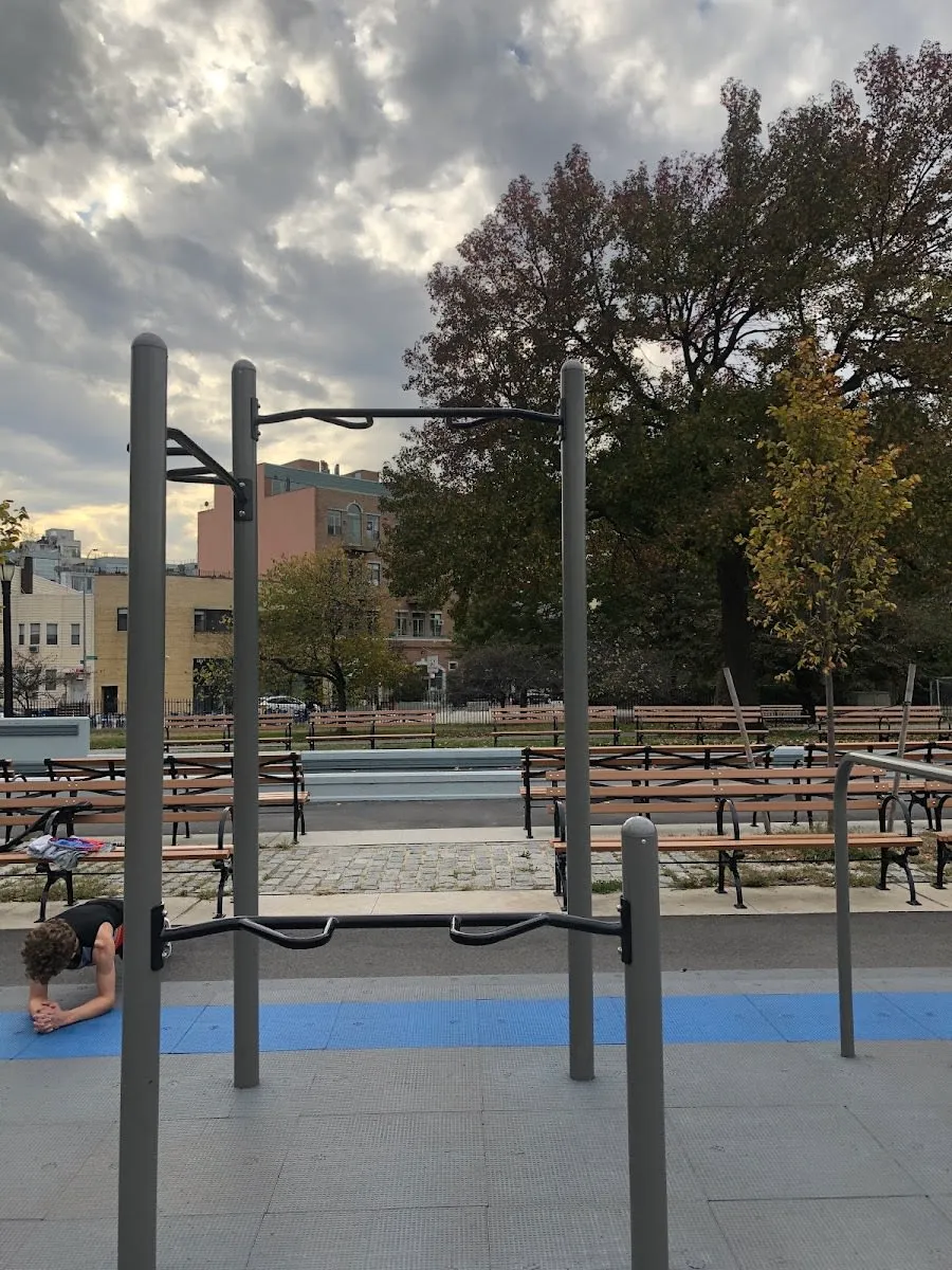 Barre de traction à Calisthenics Park at Bayard Street, New York – photo 1 sur 7