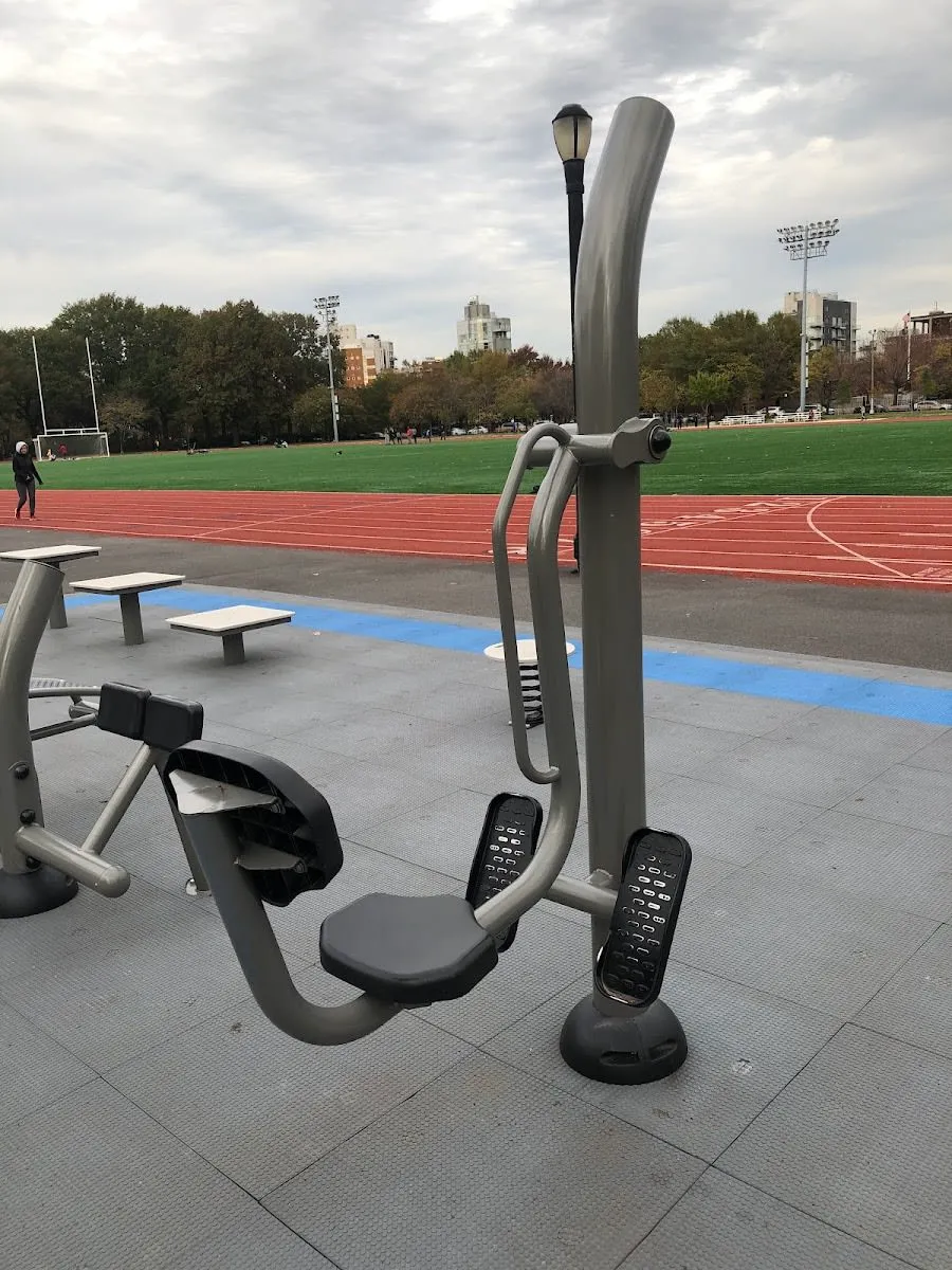 Barres parallèles à Calisthenics Park at Bayard Street, New York – photo 7 sur 7