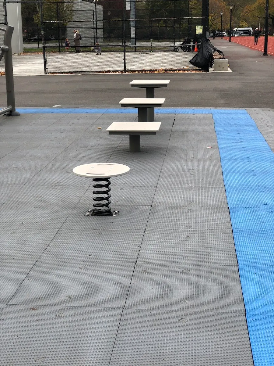 Plateforme de saut à Calisthenics Park at Bayard Street, New York – photo 3 sur 7