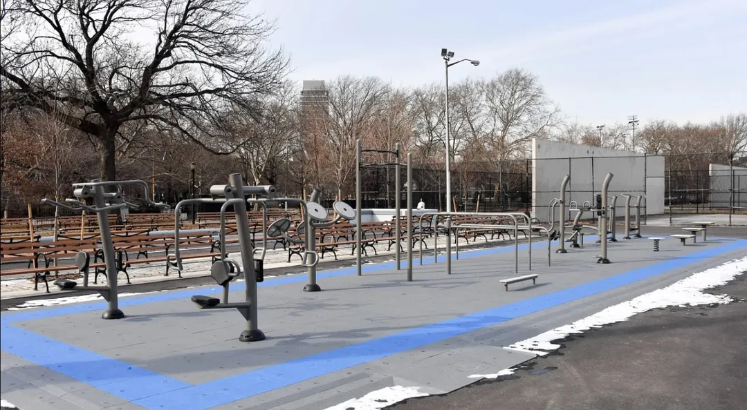 Barres parallèles à Calisthenics Park at Bayard Street, New York – photo 2 sur 7
