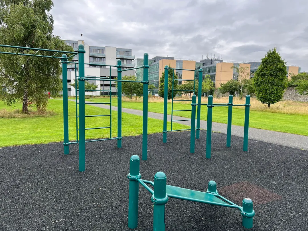 Barres parallèles à Calisthenics Park at Grove Road, Blanchardstown – photo 2 sur 2