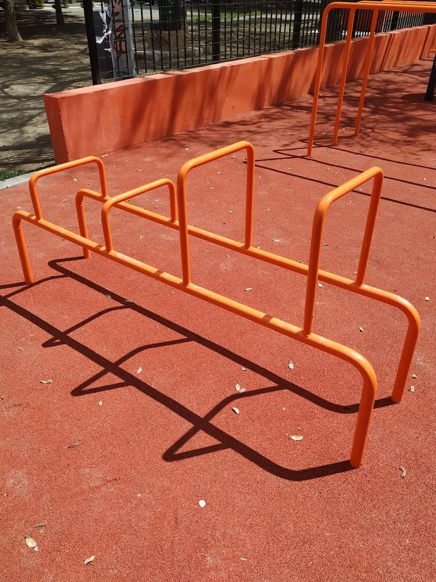 Panca per addominali presso Calisthenics Park at Carrer de Lebon, València – foto 5 di 6