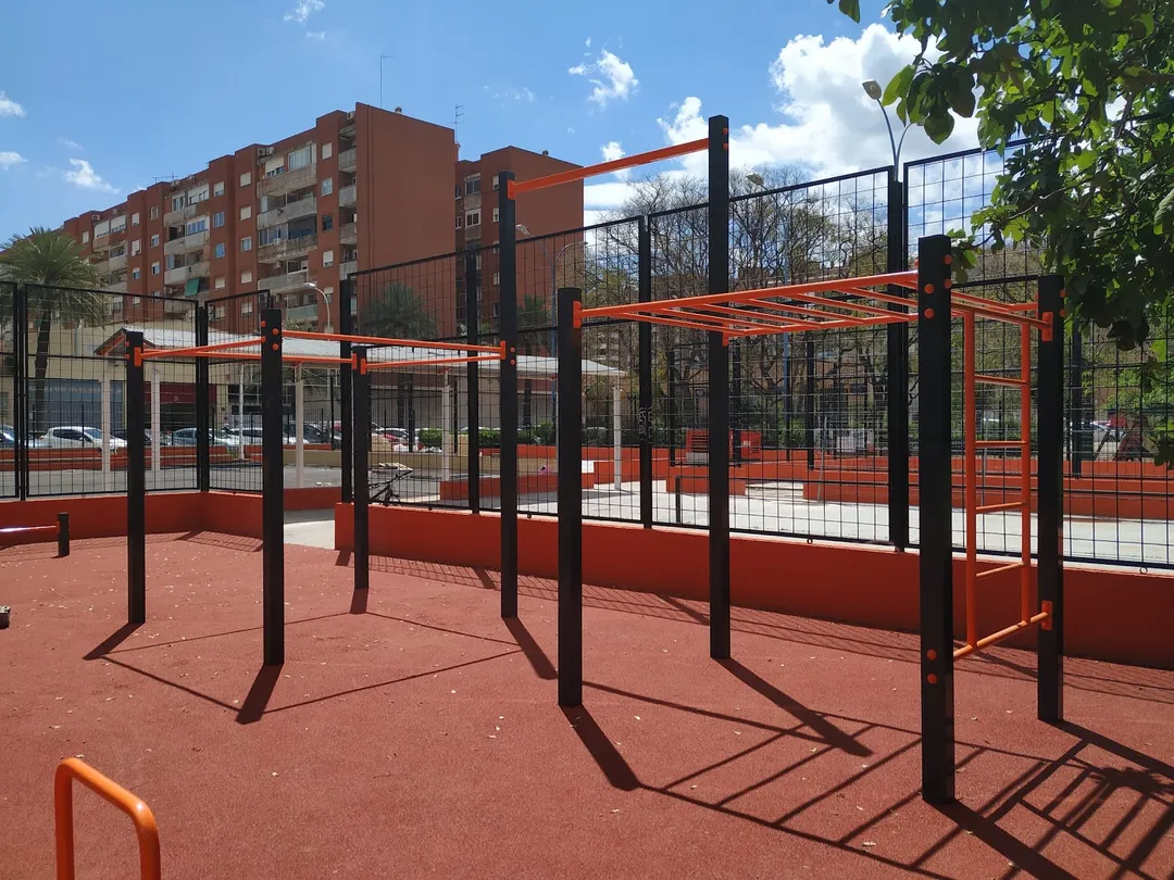 Maniglie per piegamenti presso Calisthenics Park at Carrer de Lebon, València – foto 6 di 6