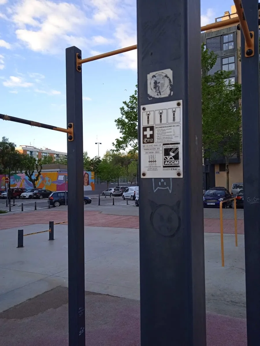 Panca per addominali presso Calisthenics Park at Carrer de Viver, València – foto 3 di 5