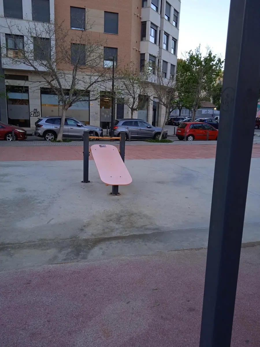 Maniglie per piegamenti presso Calisthenics Park at Carrer de Viver, València – foto 4 di 5