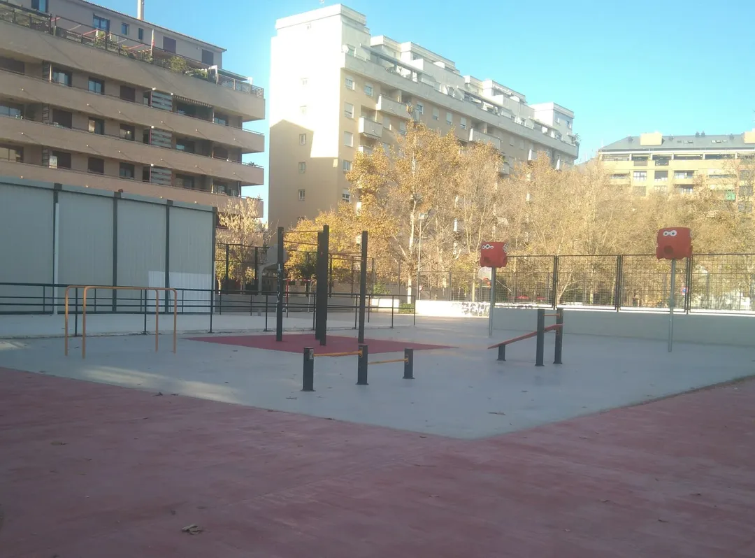 Sbarra per trazioni presso Calisthenics Park at Carrer de Viver, València – foto 1 di 5