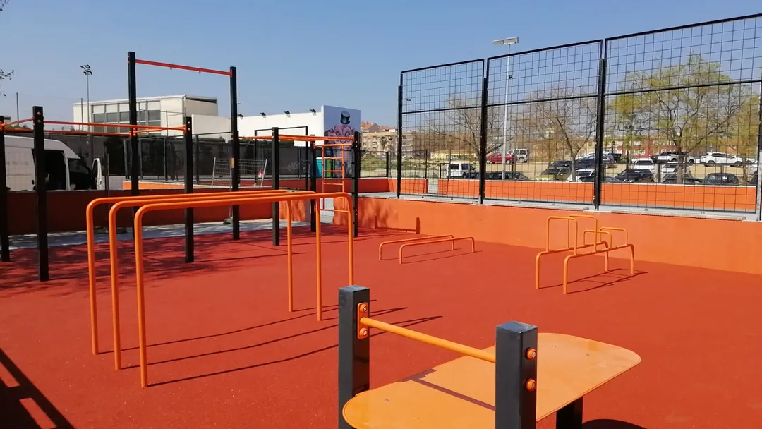 Panca per addominali presso Calisthenics Park at Carrer d'Alcalà de Xivert, València – foto 5 di 8