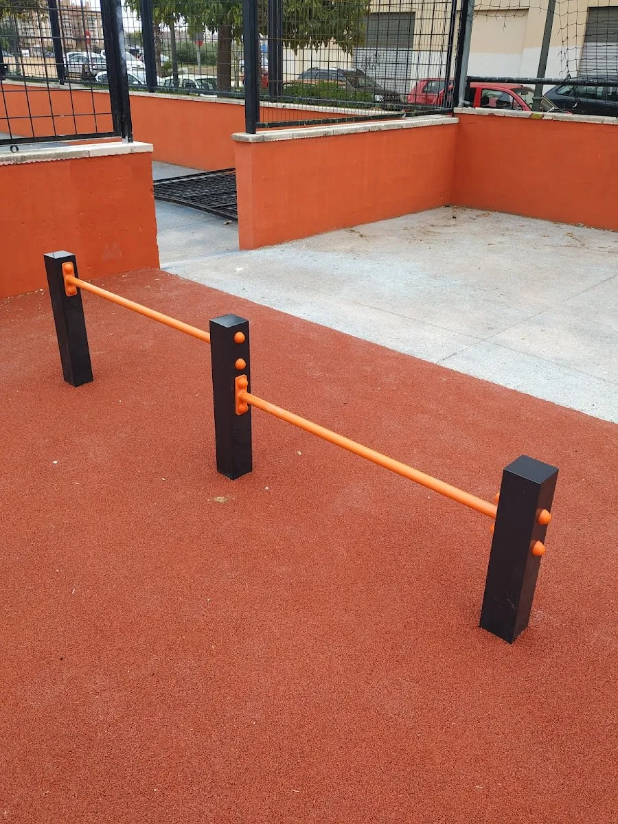 Monkey bar presso Calisthenics Park at Carrer d'Alcalà de Xivert, València – foto 4 di 8