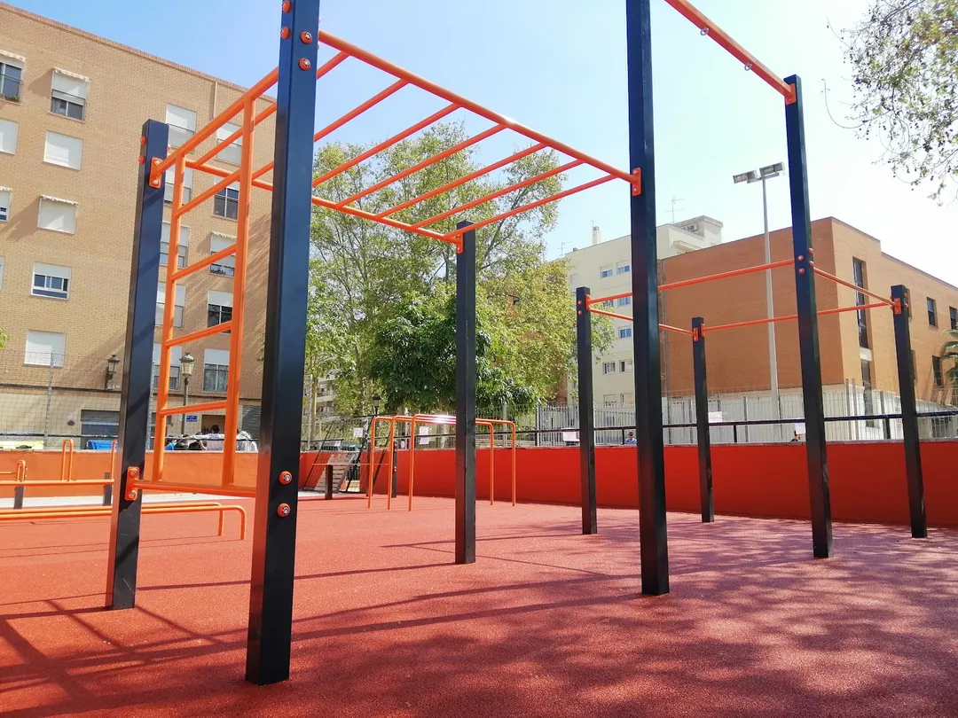 Sbarra per trazioni presso Calisthenics Park at Carrer d'Alcalà de Xivert, València – foto 7 di 8