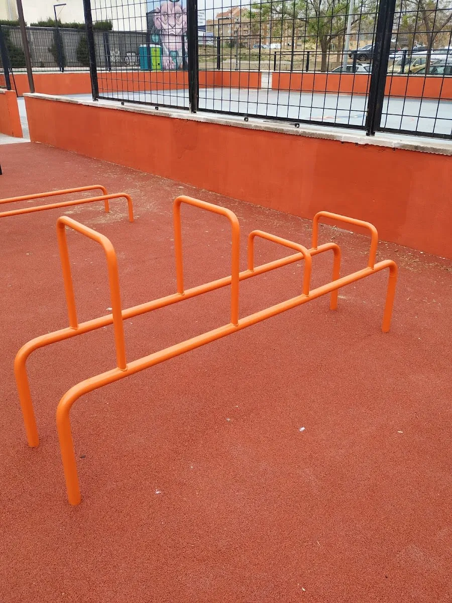 Maniglie per piegamenti presso Calisthenics Park at Carrer d'Alcalà de Xivert, València – foto 6 di 8