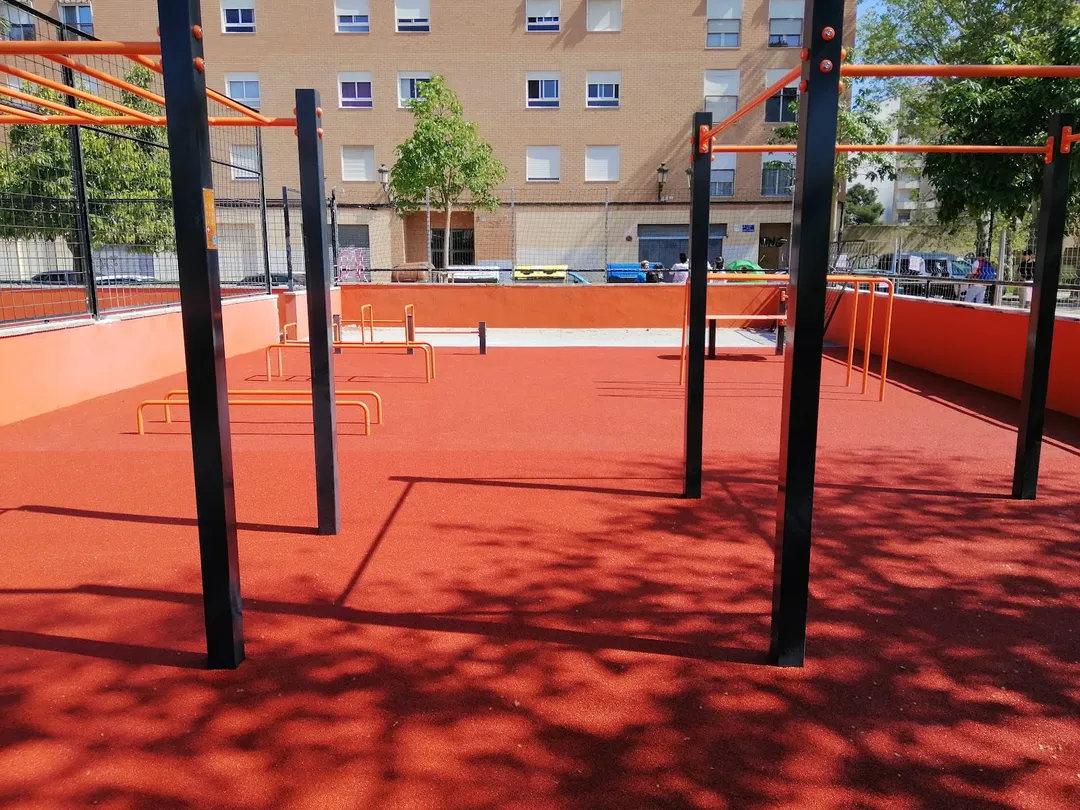 Sbarra per trazioni presso Calisthenics Park at Carrer d'Alcalà de Xivert, València – foto 1 di 8
