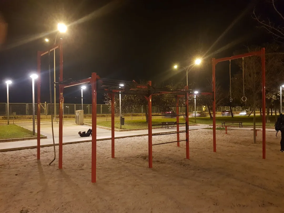 Panca per addominali presso Calisthenics Park at Carrer de l'Enginyer Fausto Elío, València – foto 5 di 5