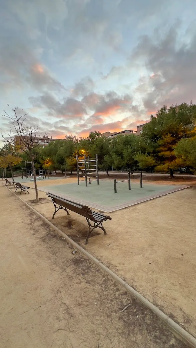 Sbarra per trazioni presso Calisthenics Park at Avinguda de les Nacions, Alacant / Alicante – foto 1 di 5