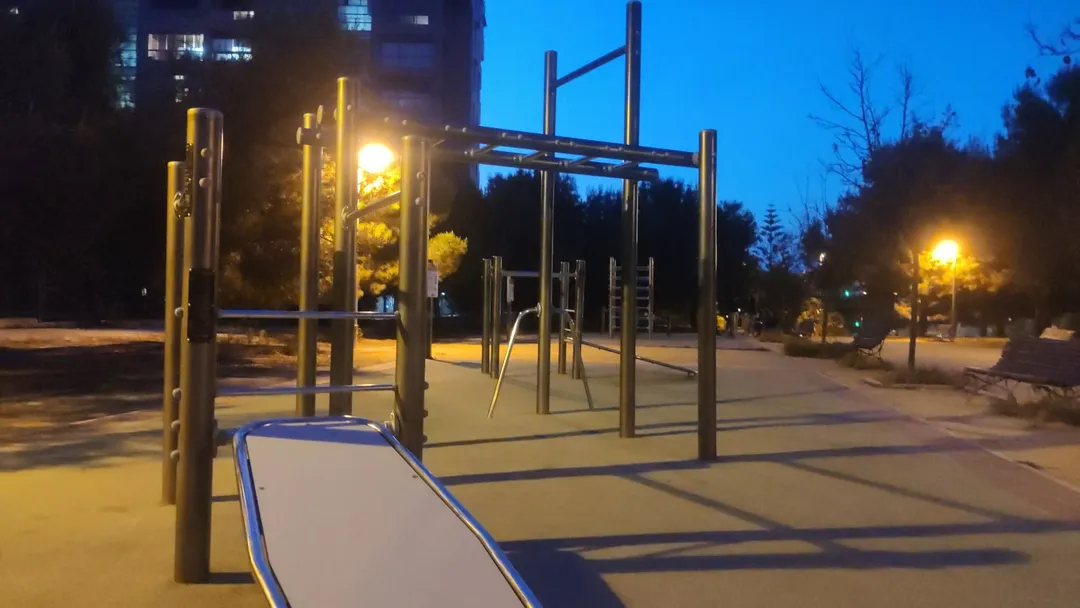 Panca per addominali presso Calisthenics Park at Avinguda de les Nacions, Alacant / Alicante – foto 5 di 5
