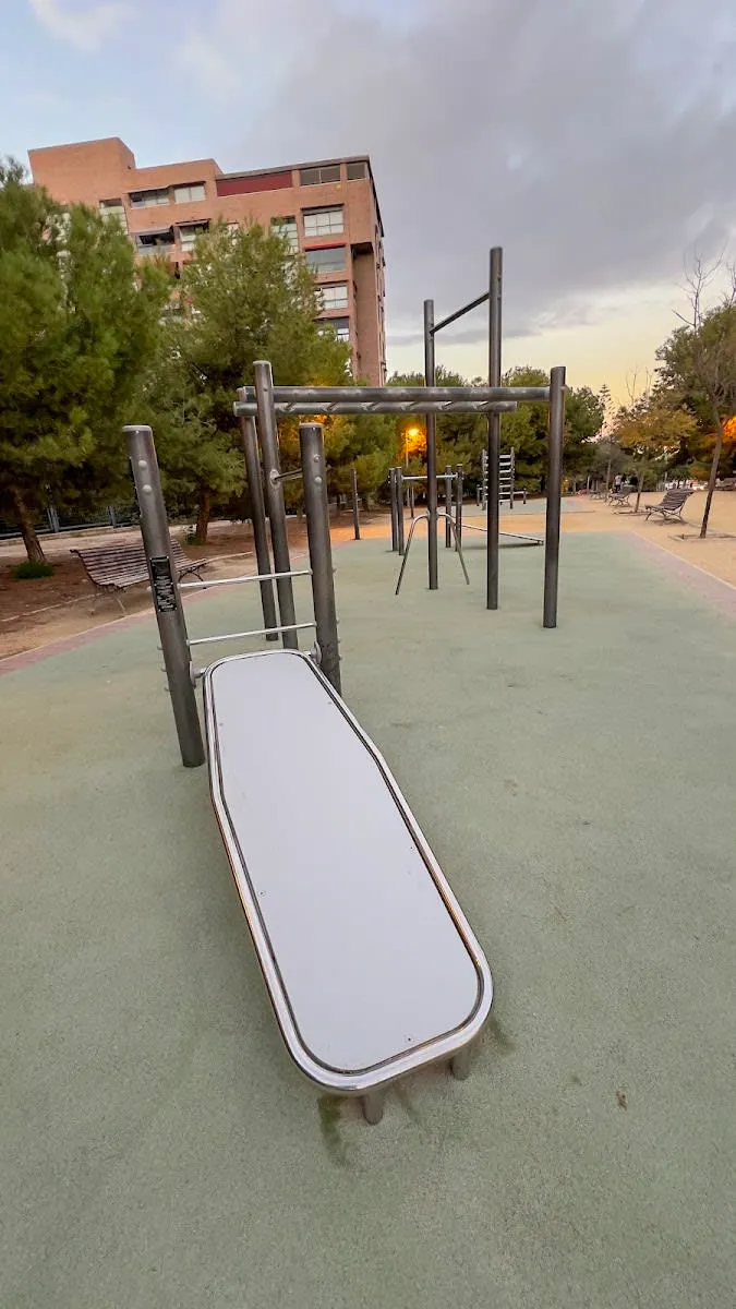 Parallele presso Calisthenics Park at Avinguda de les Nacions, Alacant / Alicante – foto 2 di 5