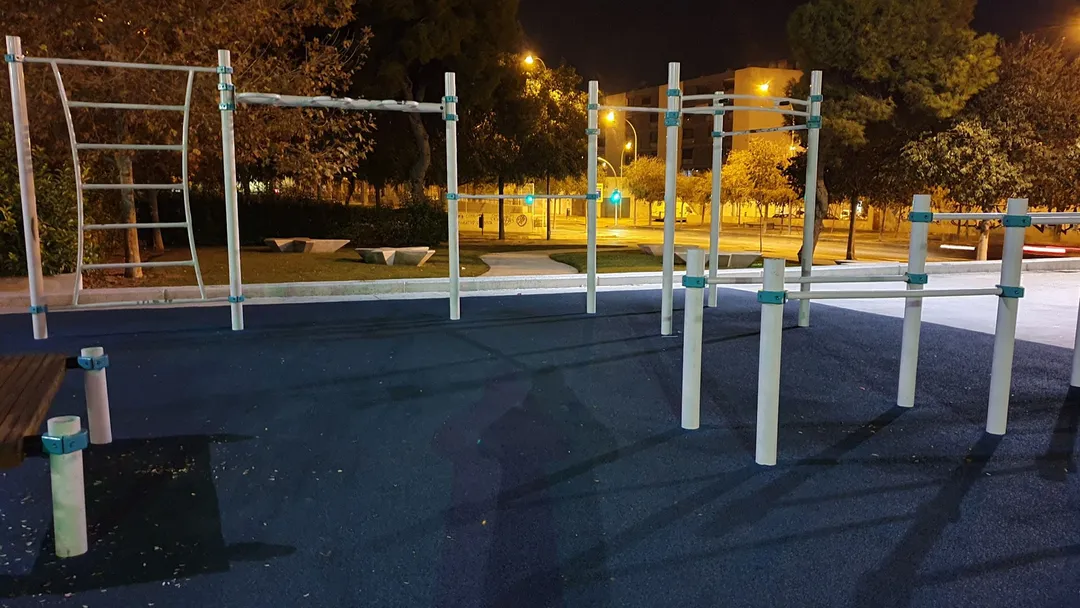 Parallele presso Calisthenics Park at Carrer del Diputat José Luis Barceló, Alacant / Alicante – foto 2 di 4