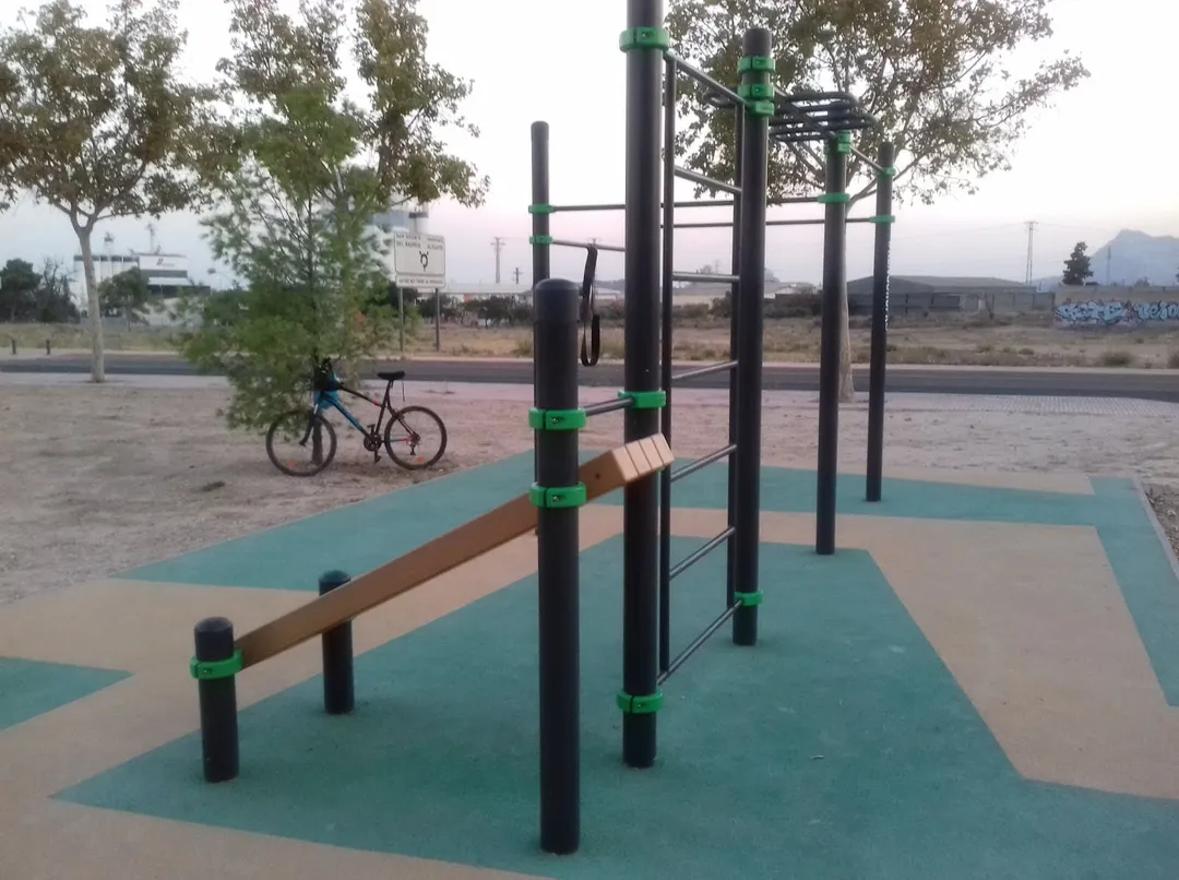 Pull Up Bar at Calisthenics Park at Carretera de La Alcoraya, Sant Vicent del Raspeig / San Vicente del Raspeig – photo 1 of 4
