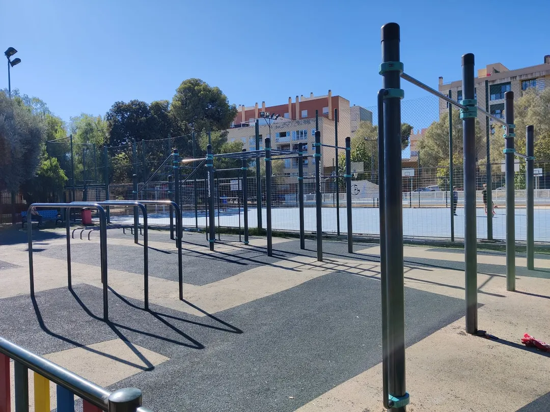 Barres parallèles à Calisthenics Park at Carrer dels Àlbers, Sant Joan d'Alacant #wp3923 – photo 2 sur 2