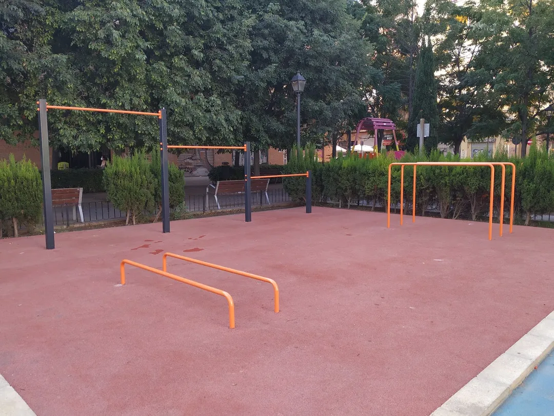 Sbarra per trazioni presso Calisthenics Park at Carrer de Salabert, València – foto 4 di 4