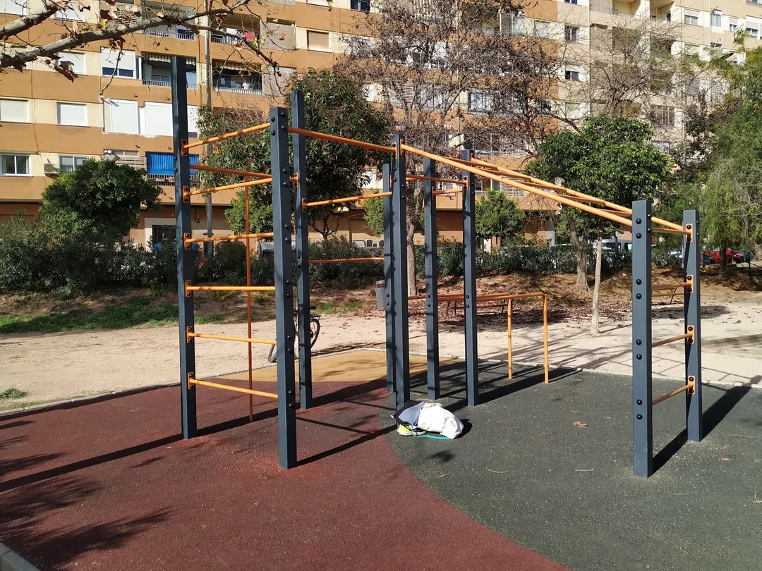Spalliera presso Calisthenics Park at Carrer de Motilla del Palancar, València – foto 3 di 3