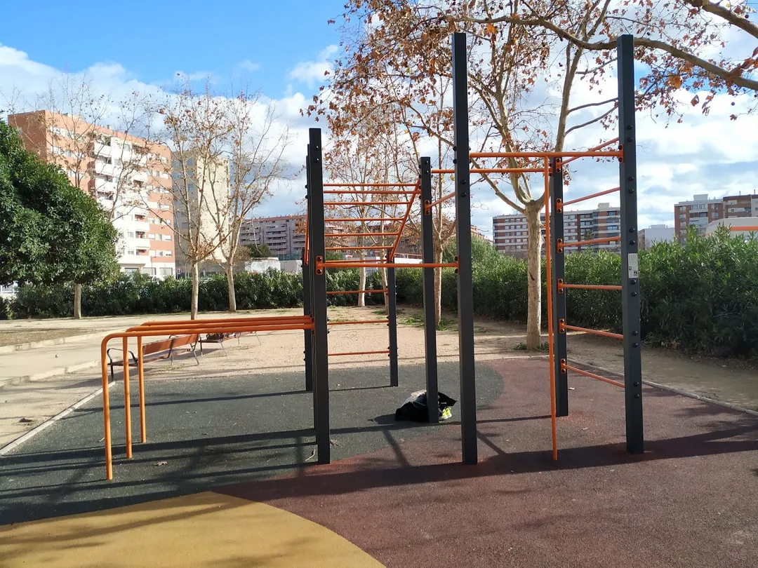Sbarra per trazioni presso Calisthenics Park at Carrer de Motilla del Palancar, València – foto 1 di 3