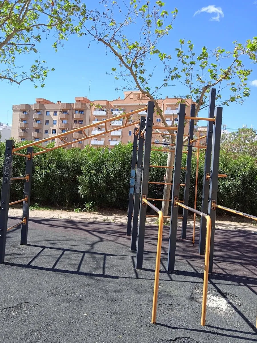 Parallele presso Calisthenics Park at Carrer de Motilla del Palancar, València – foto 2 di 3