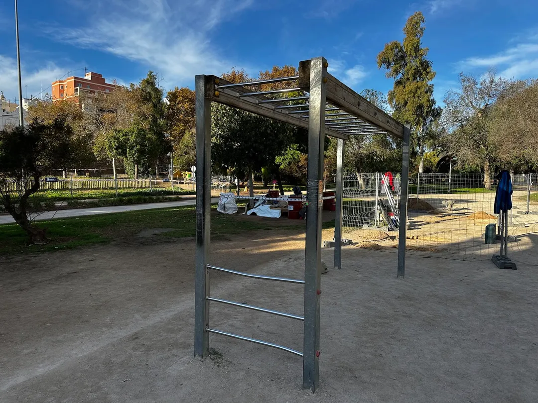 Sbarra per trazioni presso Calisthenics Park at Circuit 5K Jardí del Túria, València – foto 5 di 5