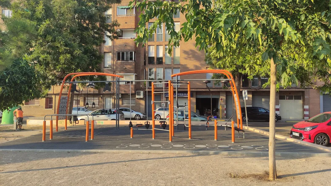 Лавка для преса на майданчику Calisthenics Park at Carrer de Colom, Massanassa – фото 3 з 3