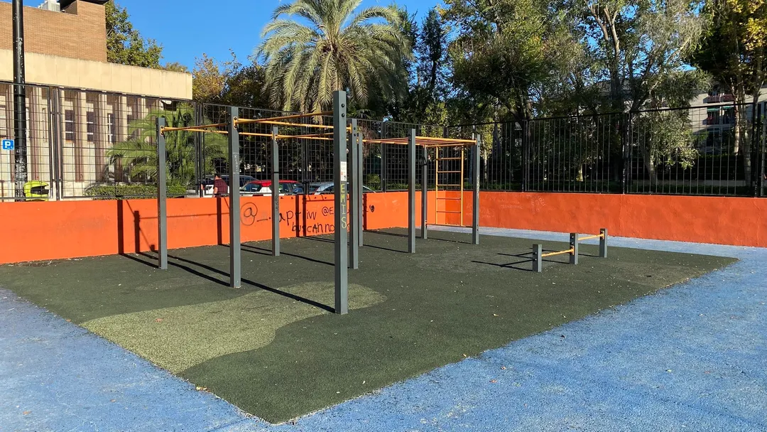 Sbarra per trazioni presso Calisthenics Park at Plaça de Magúncia, València – foto 1 di 4