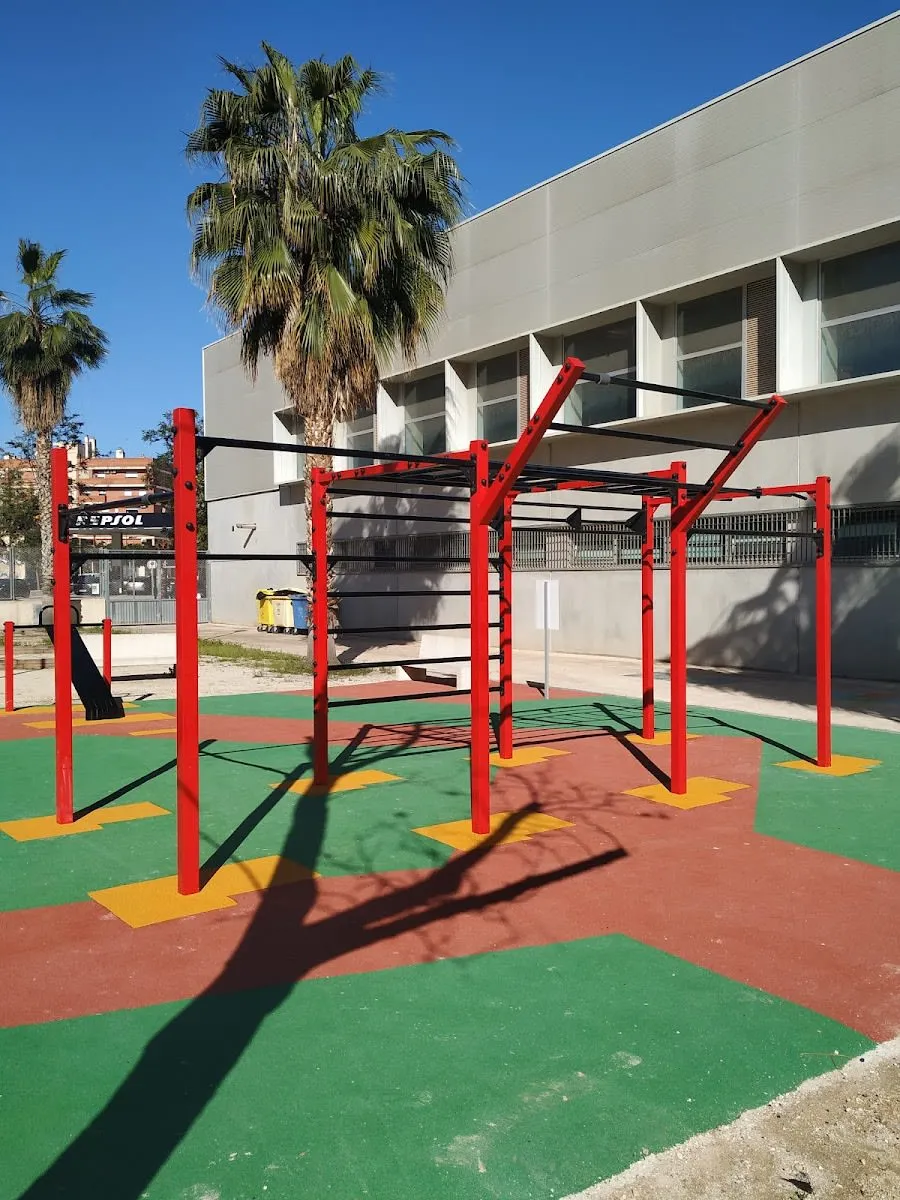Sbarra per trazioni presso Calisthenics Park at Carrer de Castellonet de la Conquesta, València – foto 1 di 3