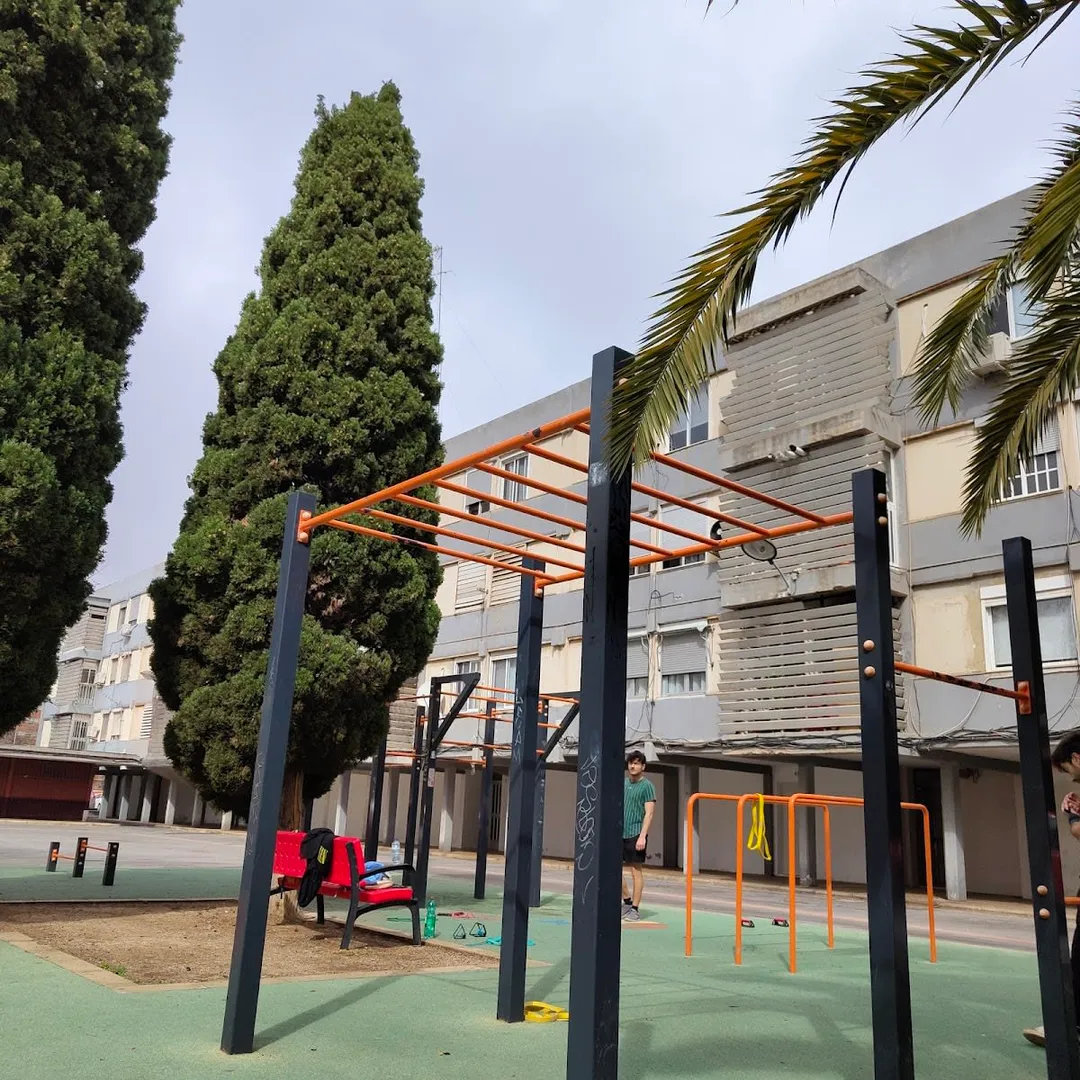 Sbarra per trazioni presso Calisthenics Park at Carrer del Cine, València – foto 1 di 6