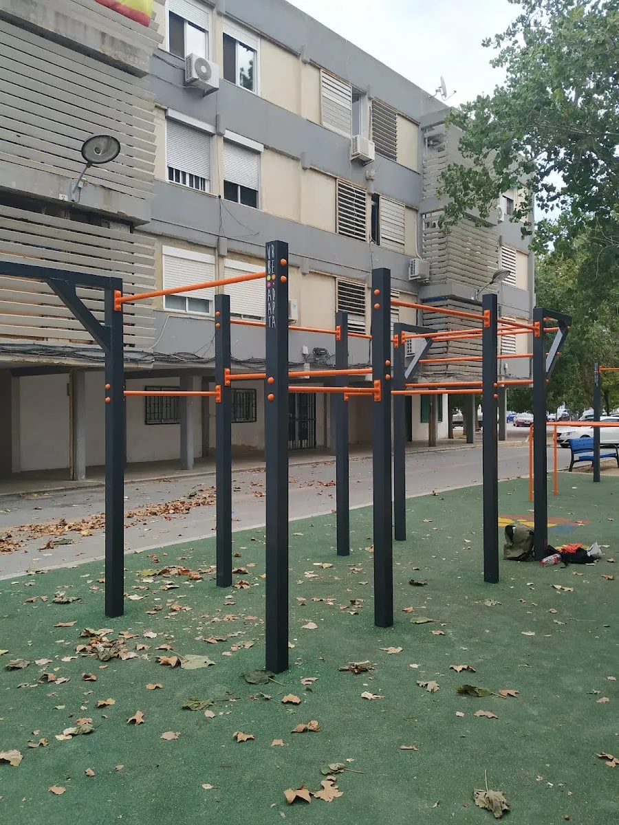 Panca per addominali presso Calisthenics Park at Carrer del Cine, València – foto 5 di 6