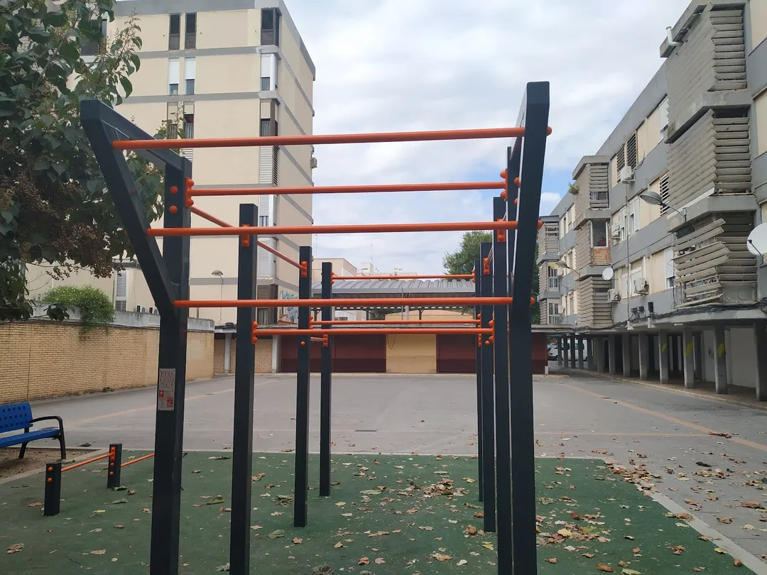 Maniglie per piegamenti presso Calisthenics Park at Carrer del Cine, València – foto 6 di 6
