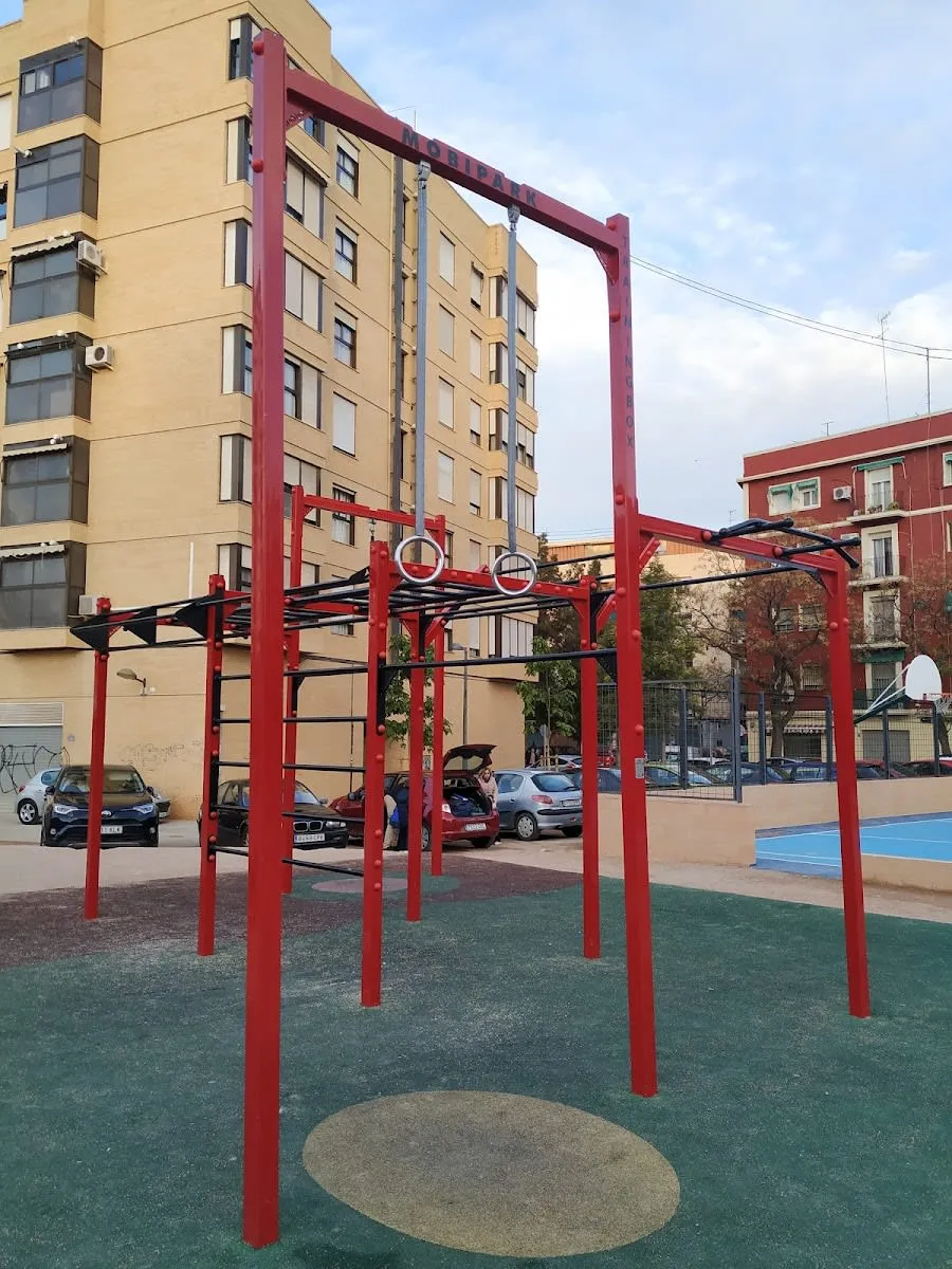 Pull Up Bar at Calisthenics Park at Carrer d'Archena, València – photo 1 of 6