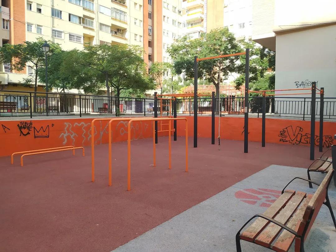 Sbarra per trazioni presso Calisthenics Park at Parque de Calistenia, València – foto 1 di 4