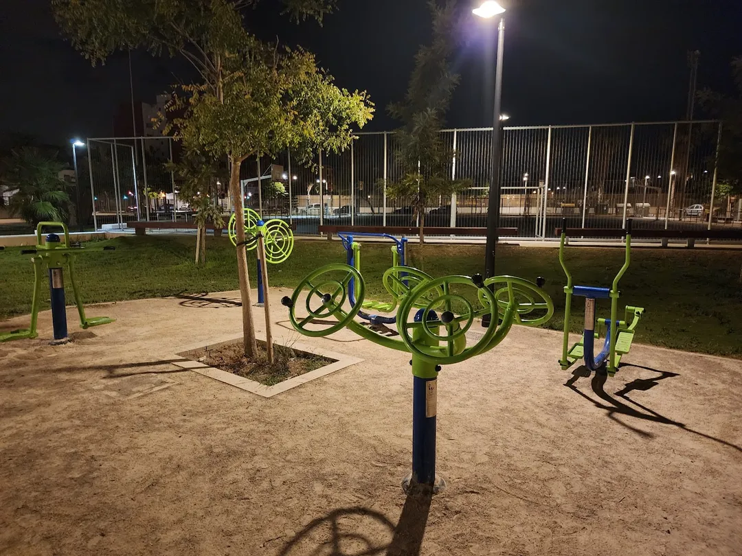 Parallele presso Calisthenics Park at Carrer del Bloc dels Portuaris, València – foto 2 di 4