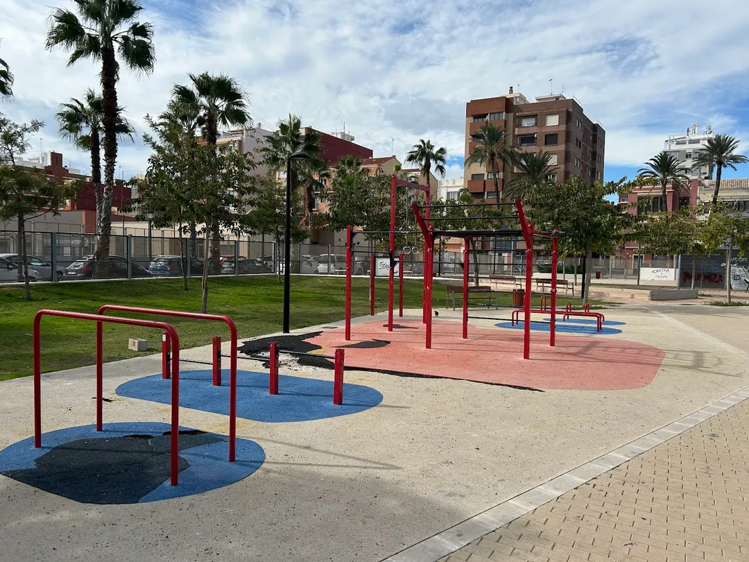 Sbarra per trazioni presso Calisthenics Park at Carrer del Bloc dels Portuaris, València – foto 1 di 4