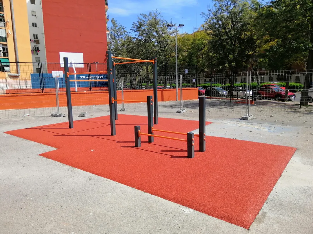 Maniglie per piegamenti presso Calisthenics Park at Carrer de Menorca, València – foto 4 di 4
