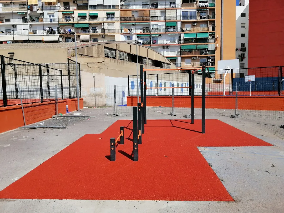 Parallele presso Calisthenics Park at Carrer de Menorca, València – foto 2 di 4
