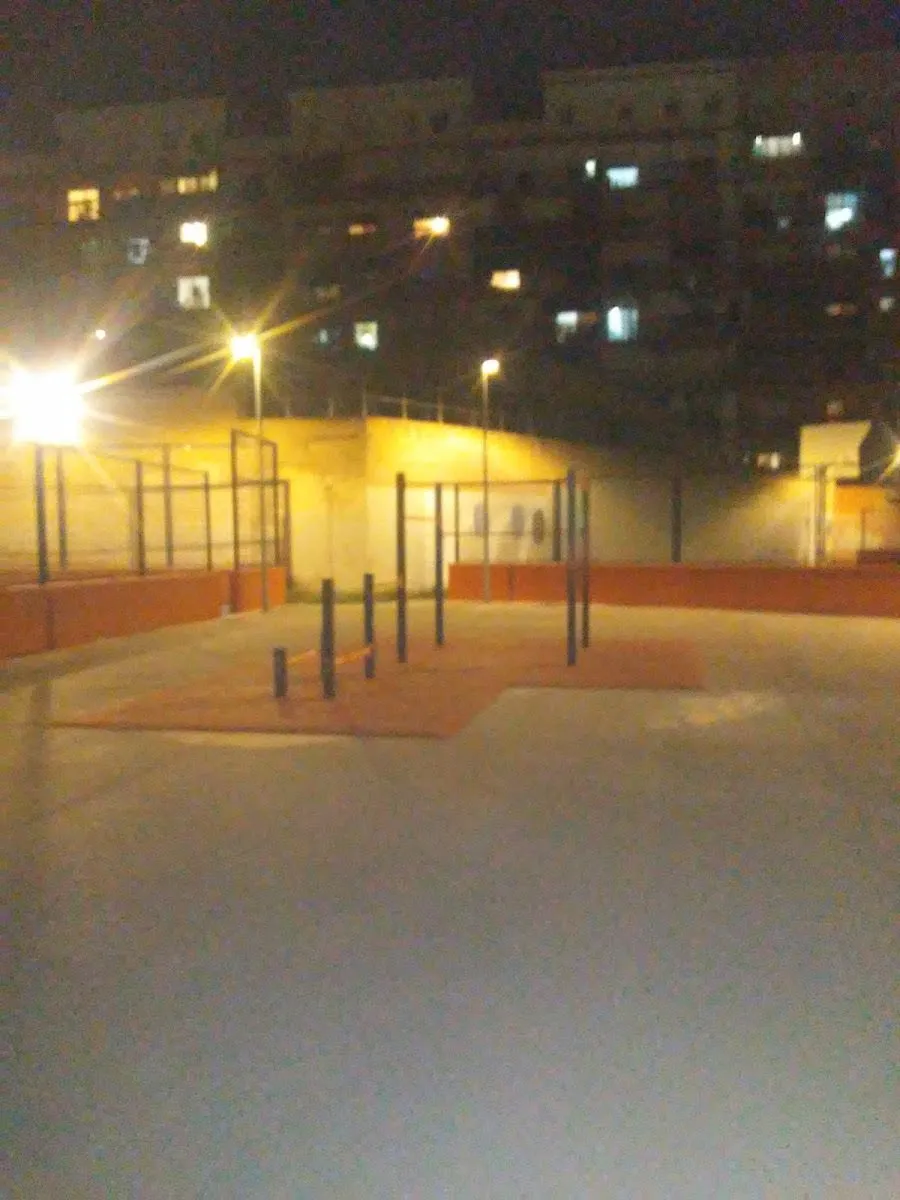 Panca per addominali presso Calisthenics Park at Carrer de Menorca, València – foto 3 di 4