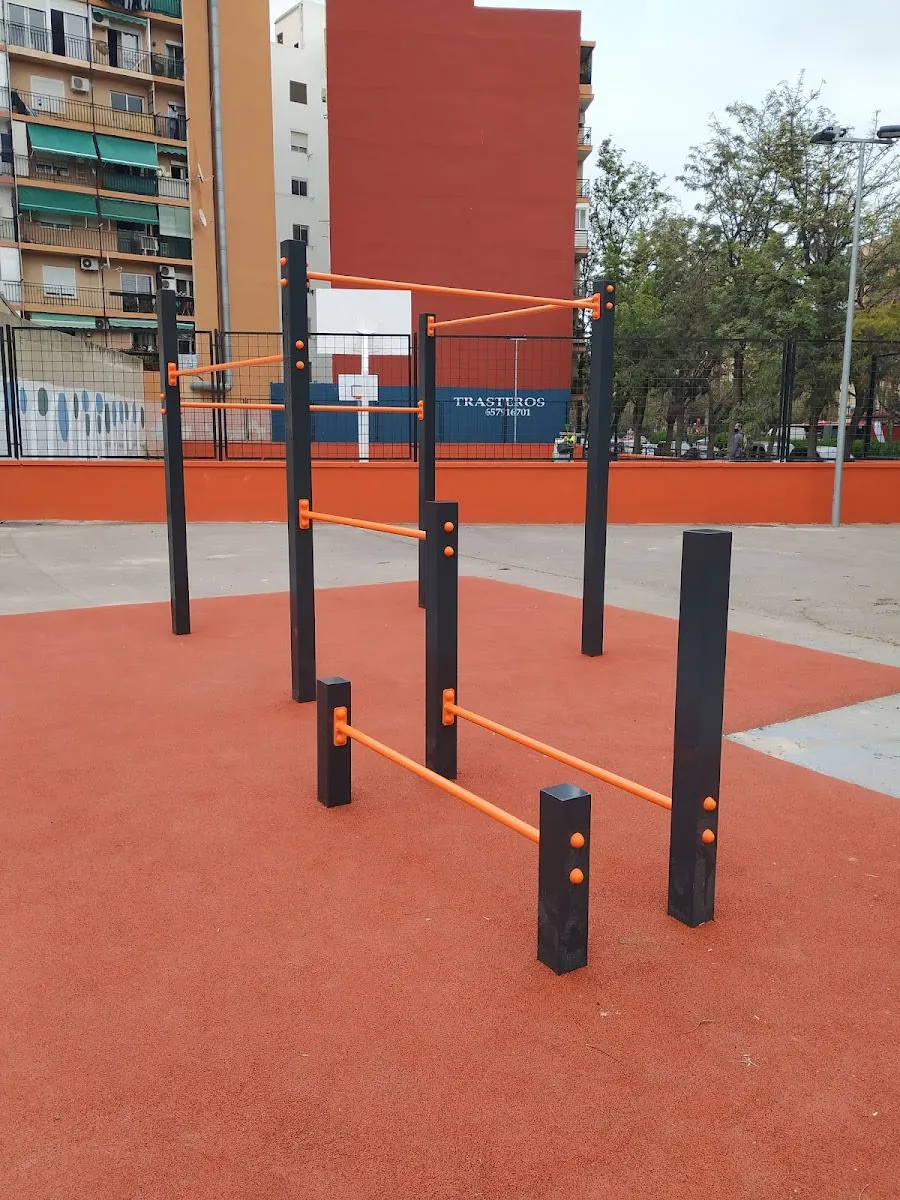 Sbarra per trazioni presso Calisthenics Park at Carrer de Menorca, València – foto 1 di 4