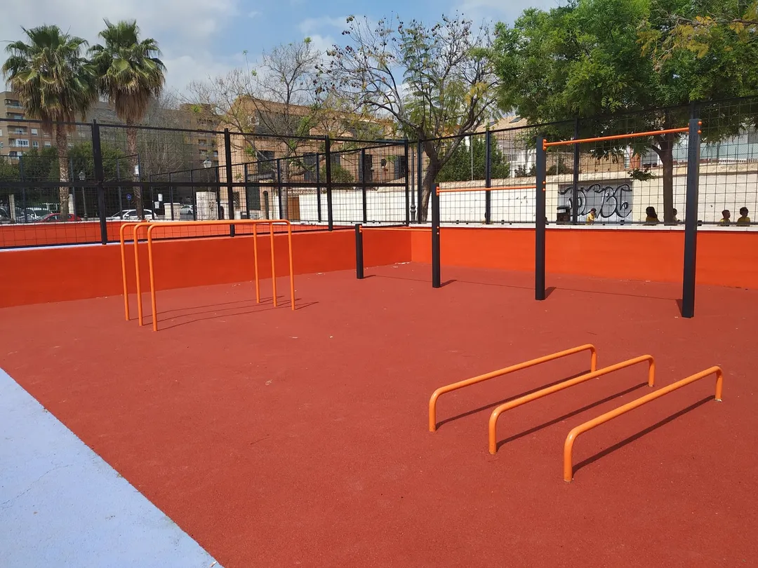 Sbarra per trazioni presso Calisthenics Park at Carrer de Vicente Guillot García (Lillo), València – foto 1 di 4